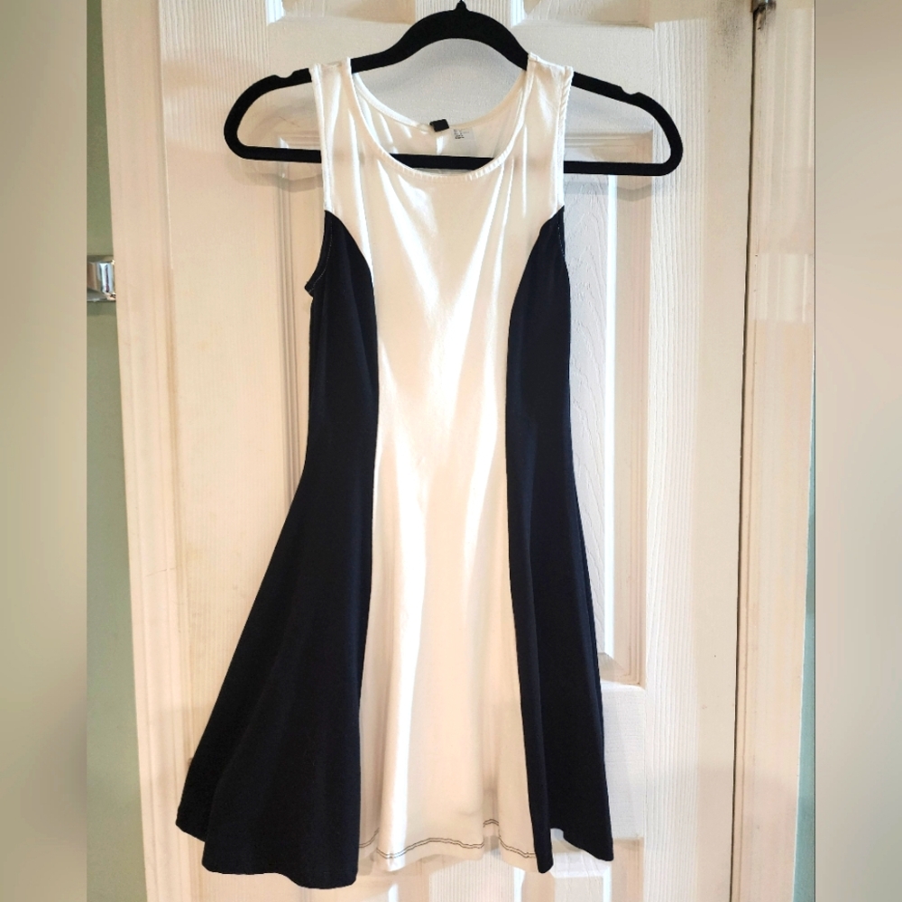 Elegant Black and White Sleeveless Dress